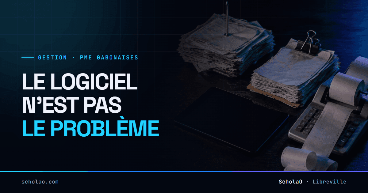 Logiciel de gestion pour PME au Gabon — « Le logiciel n'est pas le problème ». Une tablette à l'écran éteint posée à plat, à côté d'un pique-notes chargé de factures et d'une calculatrice dont le ruban se déroule