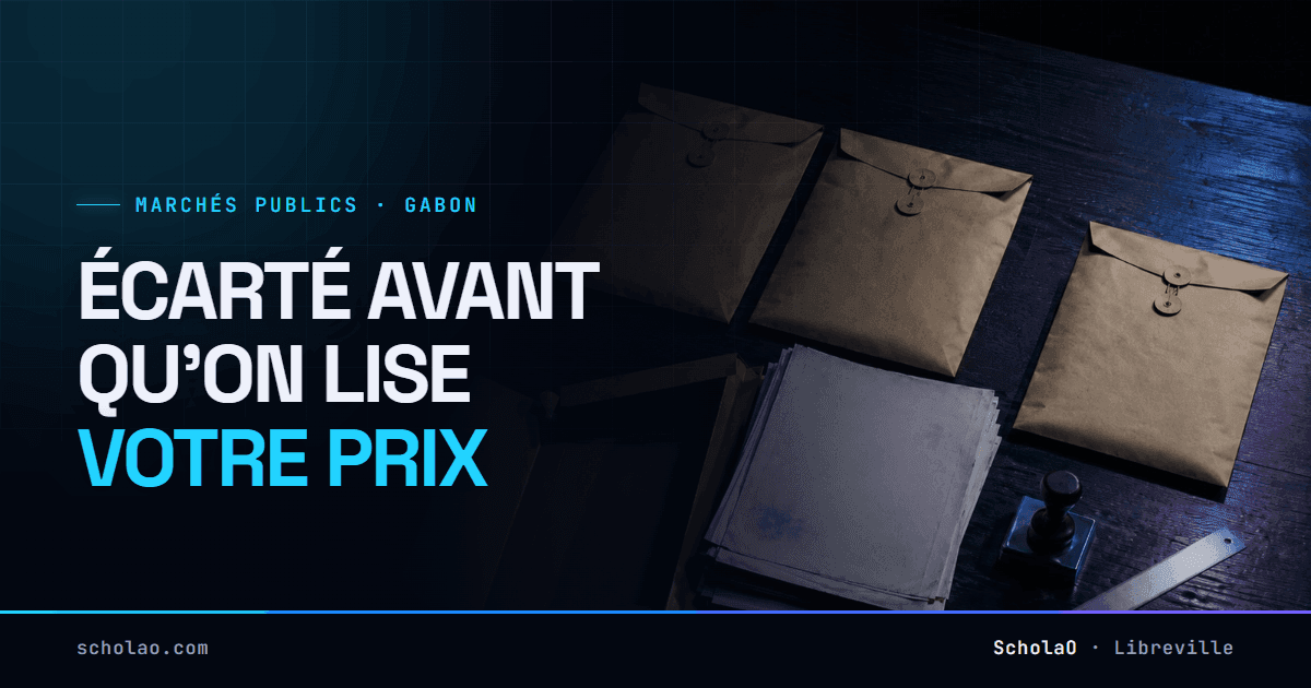 Marchés publics au Gabon — « Écarté avant qu'on lise votre prix ». Trois enveloppes de soumission scellées sur une table sombre, dont une mise à l'écart, à côté d'une chemise vide et d'un tampon